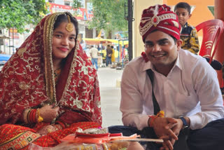 In a cross-cultural marriage, a Hindu youth tied the knot with an Italian girl in accordance with Hindu customs in Jaunpur's Trilochan Mahadev Shiva temple on August 19.