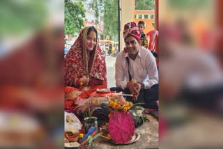 Jaunpur trilochan videsh dulhaniya  Hindu youth marries Italian bride in Jaunpur  marries Italian bride in Jaunpur  Italian bride in Jaunpur  ಹಿಂದೂ ಸಂಪ್ರದಾಯದಂತೆ ನಡೆಯಿತು ವಿವಾಹ  ಶಿವನ ದೇವಸ್ಥಾನದಲ್ಲಿ ಇಟಲಿ ವಧುವನ್ನು ವರಿಸಿದ ಯುವಕ  ಹಿಂದೂ ಯುವಕನೊಬ್ಬ ಇಟಲಿ ವಧುವಿನ ಜೊತೆ ಸಪ್ತಪದಿ  ಇಬ್ಬರ ಮದುವೆ ನೋಡಲು ಗ್ರಾಮಸ್ಥರು ಹೆಚ್ಚಿನ ಸಂಖ್ಯೆ  ಐತಿಹಾಸಿಕ ತ್ರಿಲೋಚನ ಮಹಾದೇವ ಶಿವ ದೇವಾಲಯ  ಹಿಂದೂ ಸಂಪ್ರದಾಯದಂತೆ ವಿವಾಹ  ವಾರಣಾಸಿಯ ಕಾರ್ಖಿಯಾನ್ವ್ ಗ್ರಾಮದ ಫುಲ್ಪುರ್ ನಿವಾಸಿ  ಇಂಗ್ಲಿಷ್ ಶಿಕ್ಷಕಿ ಆಗಿದ್ದಾರೆ ತಾನಿಯಾ  ನನಗೆ ಇಲ್ಲಿನ ಆಹಾರ ಎಂದರೆ ತುಂಬಾ ಇಷ್ಟ  ಭಾರತೀಯ ಪೌರತ್ವ ಬಯಸುತ್ತಿದ್ದಾರೆ ತಾನಿಯಾ