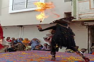 artist showing stunts of fire in mandsaur