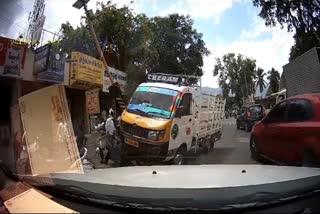 mini-luggage-van-collides-with-bike-coimbatore-tamilnadu-viral-video