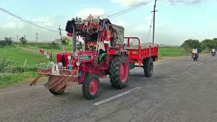 ಹಿಮ್ಮುಖ ಟ್ರ್ಯಾಕ್ಟರ್​ ಚಾಲನೆ ಸ್ಪರ್ಧೆ