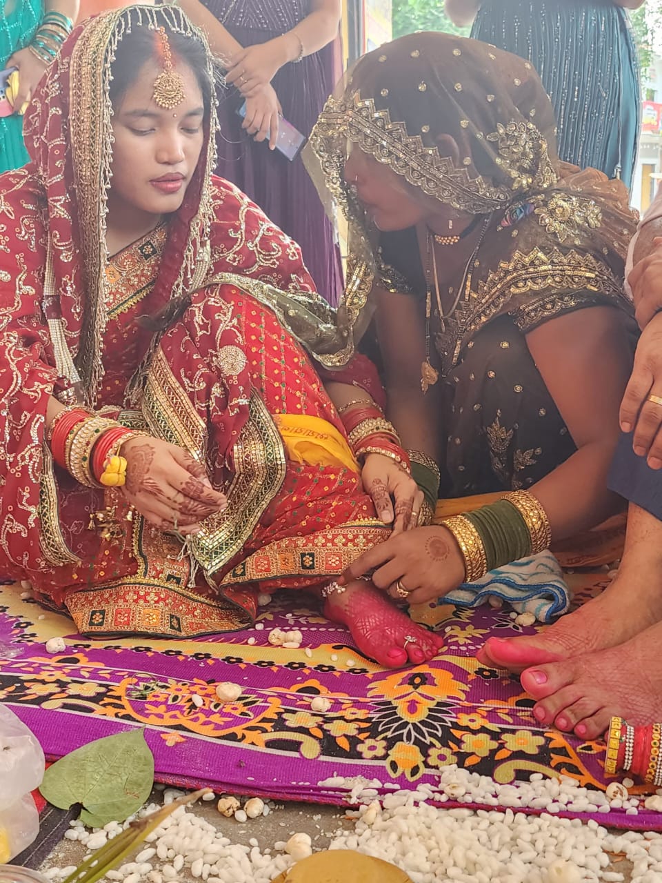 Jaunpur trilochan videsh dulhaniya  Hindu youth marries Italian bride in Jaunpur  marries Italian bride in Jaunpur  Italian bride in Jaunpur  ಹಿಂದೂ ಸಂಪ್ರದಾಯದಂತೆ ನಡೆಯಿತು ವಿವಾಹ  ಶಿವನ ದೇವಸ್ಥಾನದಲ್ಲಿ ಇಟಲಿ ವಧುವನ್ನು ವರಿಸಿದ ಯುವಕ  ಹಿಂದೂ ಯುವಕನೊಬ್ಬ ಇಟಲಿ ವಧುವಿನ ಜೊತೆ ಸಪ್ತಪದಿ  ಇಬ್ಬರ ಮದುವೆ ನೋಡಲು ಗ್ರಾಮಸ್ಥರು ಹೆಚ್ಚಿನ ಸಂಖ್ಯೆ  ಐತಿಹಾಸಿಕ ತ್ರಿಲೋಚನ ಮಹಾದೇವ ಶಿವ ದೇವಾಲಯ  ಹಿಂದೂ ಸಂಪ್ರದಾಯದಂತೆ ವಿವಾಹ  ವಾರಣಾಸಿಯ ಕಾರ್ಖಿಯಾನ್ವ್ ಗ್ರಾಮದ ಫುಲ್ಪುರ್ ನಿವಾಸಿ  ಇಂಗ್ಲಿಷ್ ಶಿಕ್ಷಕಿ ಆಗಿದ್ದಾರೆ ತಾನಿಯಾ  ನನಗೆ ಇಲ್ಲಿನ ಆಹಾರ ಎಂದರೆ ತುಂಬಾ ಇಷ್ಟ  ಭಾರತೀಯ ಪೌರತ್ವ ಬಯಸುತ್ತಿದ್ದಾರೆ ತಾನಿಯಾ