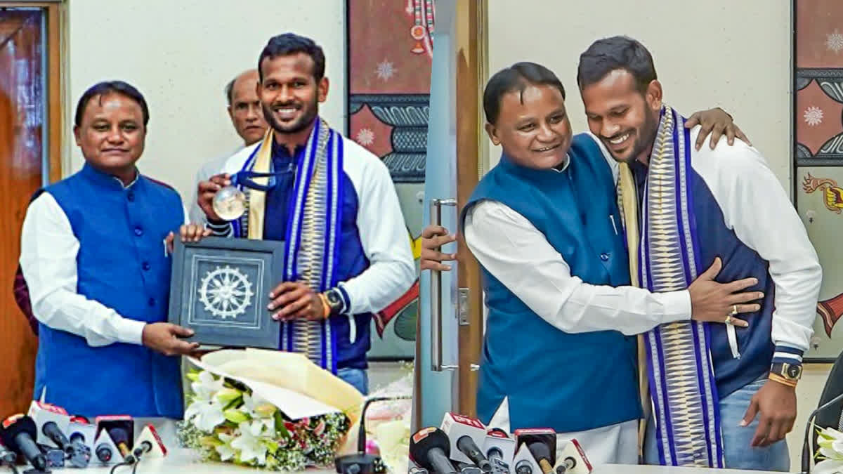 The Indian hockey team participated in a roadshow which was held from Biju Patnaik Airport to the Kalinga Stadium on Wednesday. The team was also felicitated by the Odisha Chief Minister Mohan Charan Majhi for winning the bronze medal in the recently-concluded Paris Olympics 2024 at the Kalinga Stadium in Bhubaneswar.