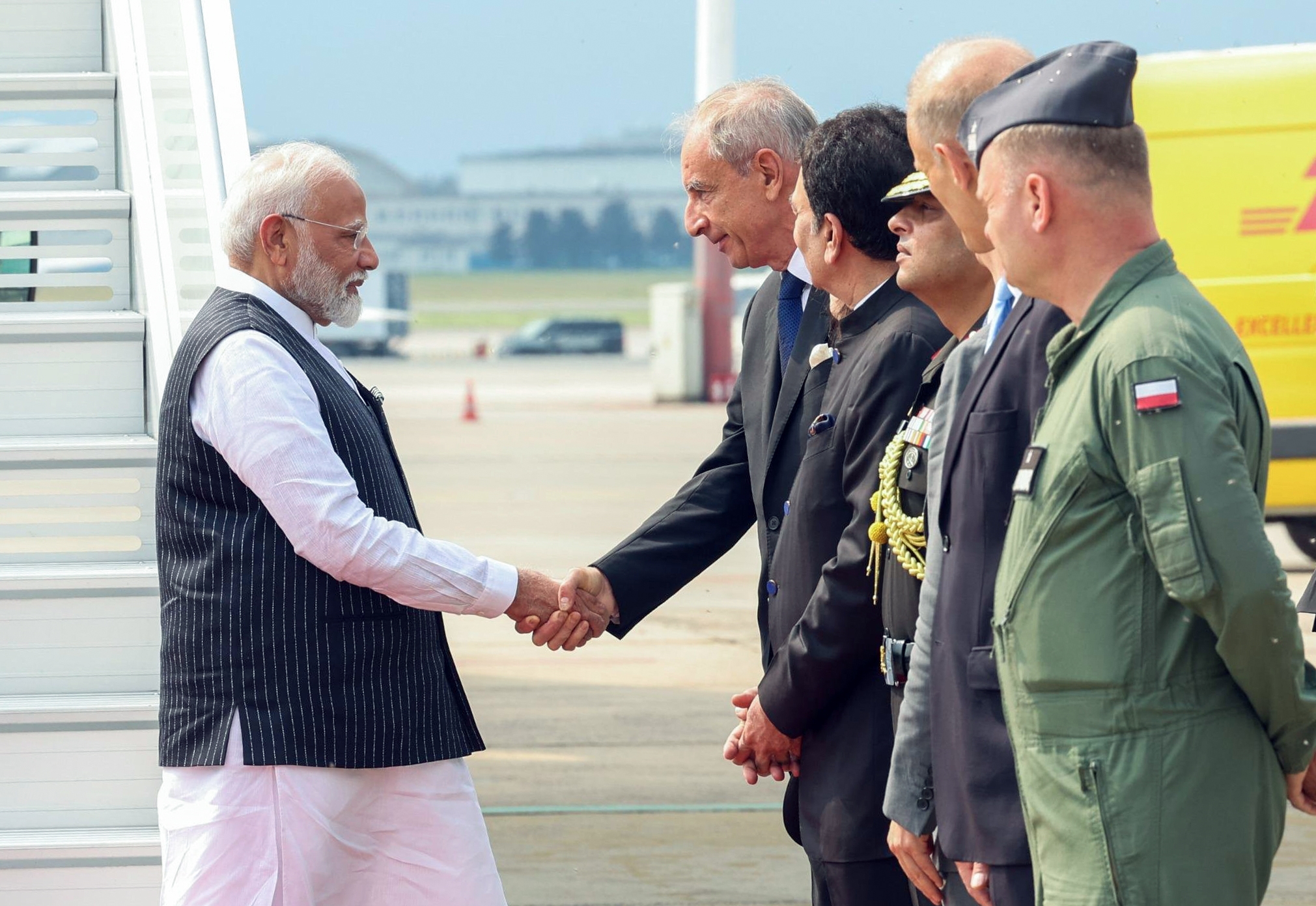 PM MODI AT POLAND  PM NARENDRA MODI  പ്രധാനമന്ത്രി നരേന്ദ്രമോദി പോളണ്ടിൽ  വാർസോ വിമാനത്താവളം