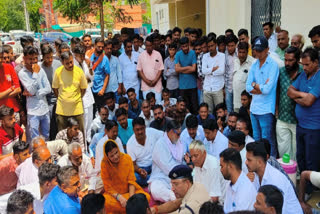 Dharna ends after MLA-SP's persuasion