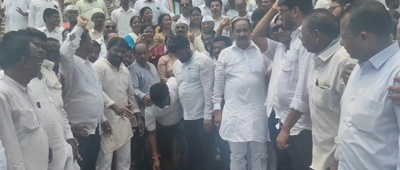 Congress protest against Governor approval to prosecute Chief Minister Siddaramaiah