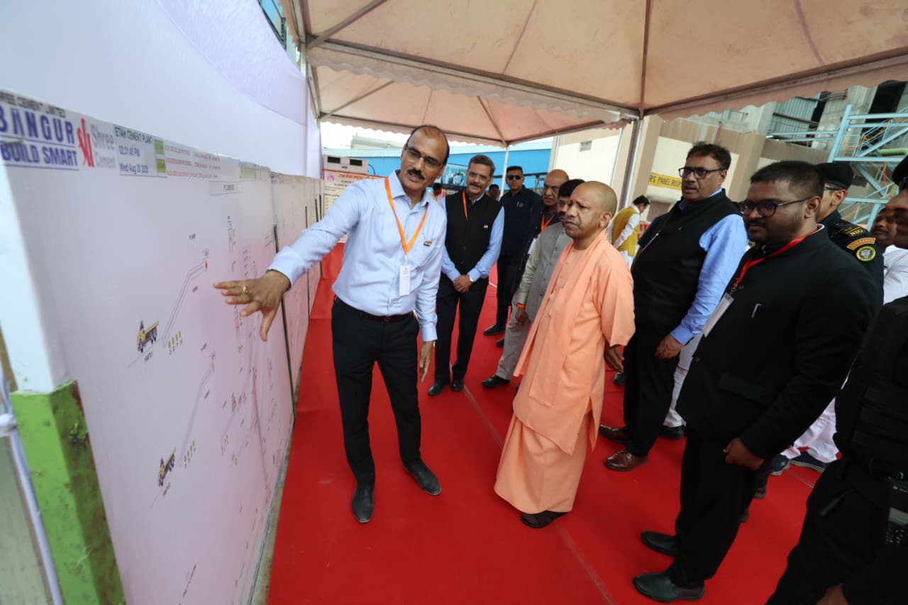 सीएम योगी ने किया प्लांट का अवलोकन.