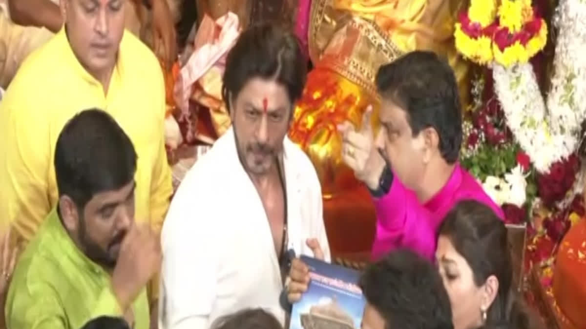 Watch: Shah Rukh Khan seeks blessings of Lalbaugcha Raja in Mumbai amid Jawan success