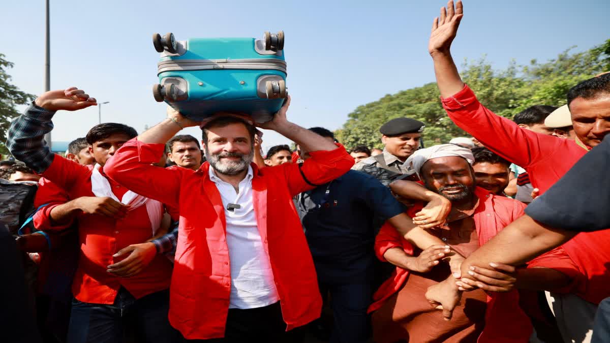 rahul-gandhi-with-porters-at-anand-vihar-railway-station