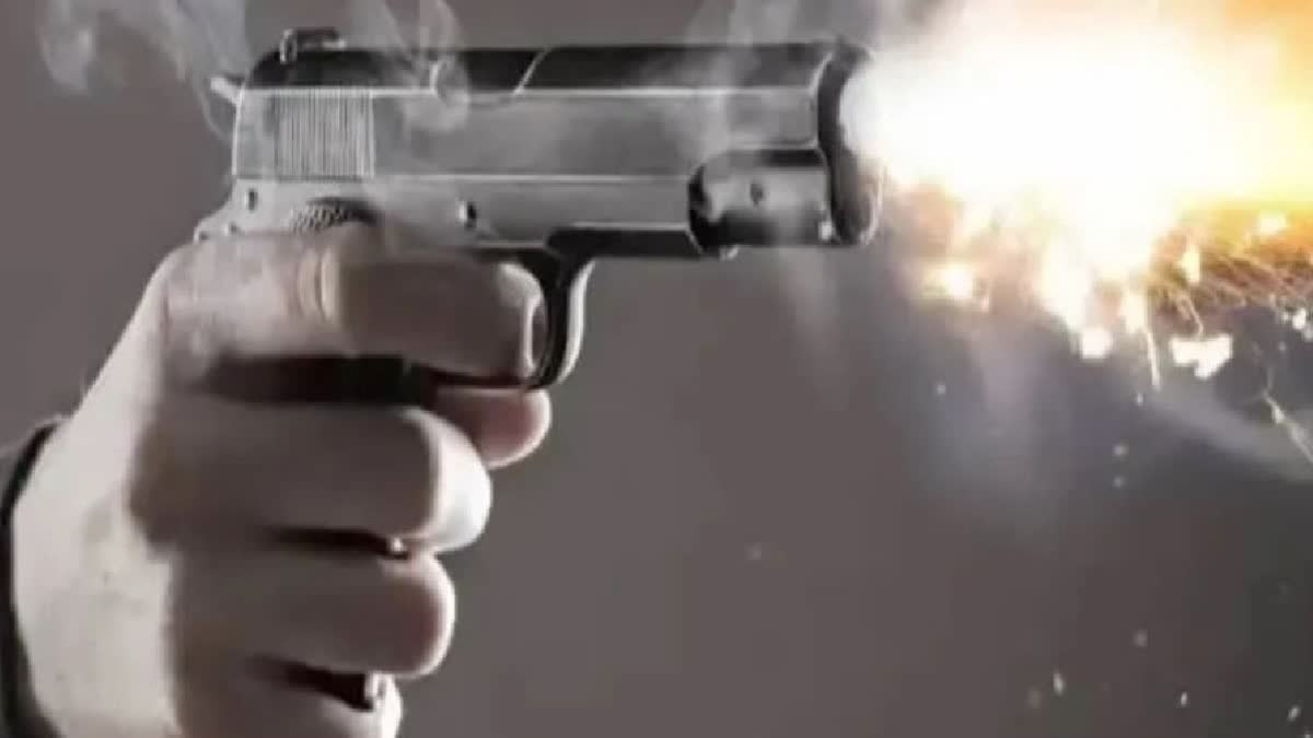 Youth Injures Girlfriend  Shot Himself  Gun  Youth Shot Himself To Death  Death  യുവതിക്ക് നേരെ വെടിയുതിര്‍ത്ത്  യുവാവ് സ്വയം നിറയൊഴിച്ച് മരിച്ചു  യുവാവ്  തോക്ക്