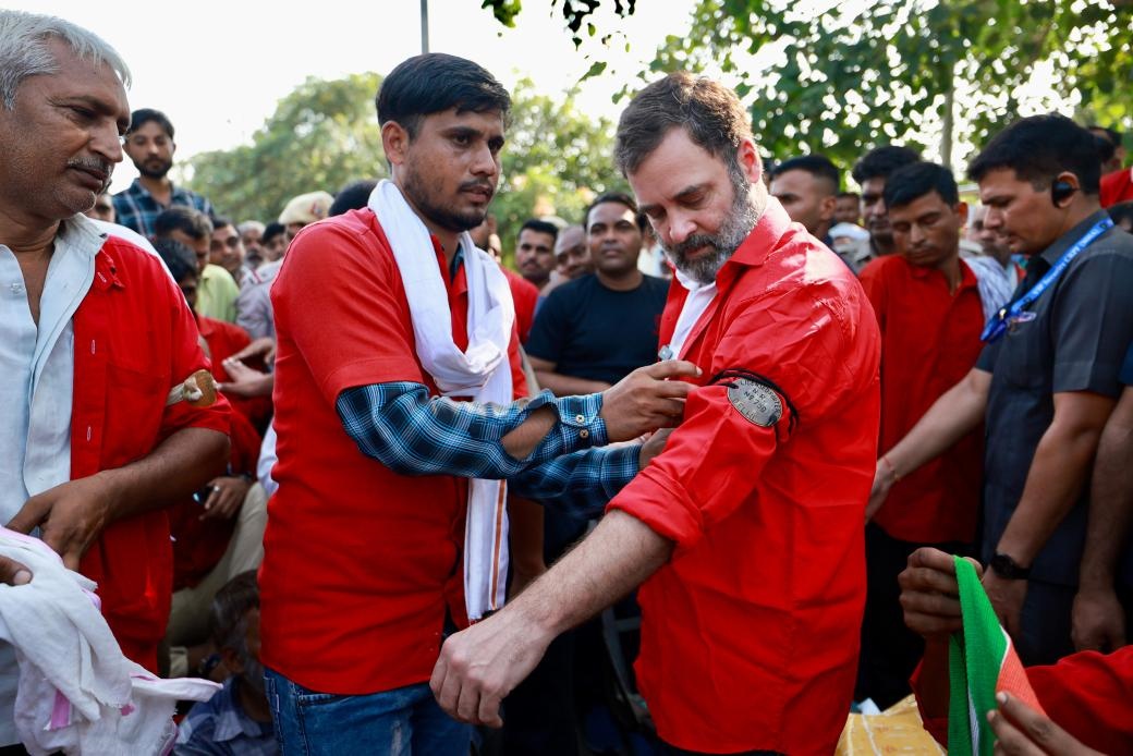 rahul gandhi meets railway coolies