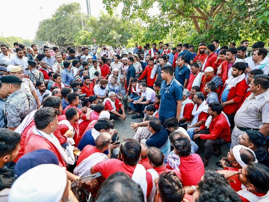 rahul gandhi meets railway coolies