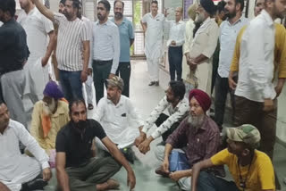 Bathinda People staged a dharna against government in front of the transport office