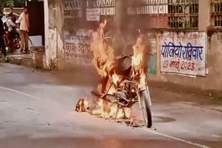 Bike caught fire on road in Bhind