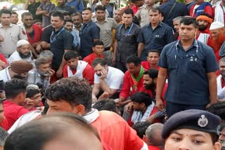 Rahul Gandhi interacts with porters at Anand Vihar railway station  Rahul Gandhi interacts with porters  Rahul Gandhi with porters  Rahul Gandhi met porters at railway station  ചുമടെടുത്ത് രാഹുല്‍ ഗാന്ധി  രാഹുല്‍ ഗാന്ധി  Rahul Gandhi