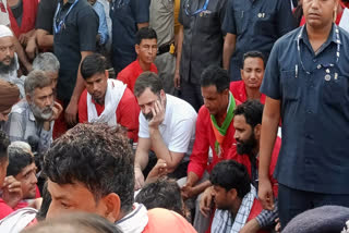 CONGRESS LEADER RAHUL GANDHI REACHED ANAND VIHAR RAILWAY STATION AND MEET COOLIES