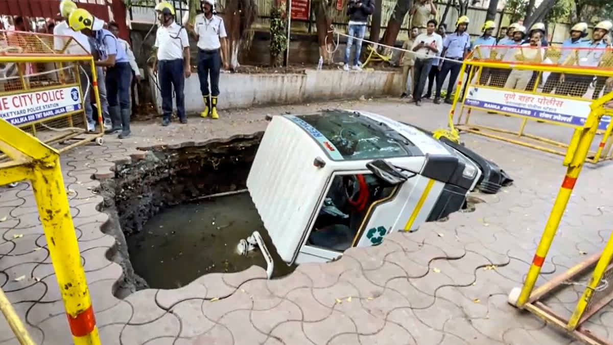 A sinkhole opened at the City Post Office in Pune, causing a truck from the civic sanitation department and a motorbike to fall in. It took four hours and two cranes to retrieve the vehicles. Officials believe that an old well may be underneath the surface, given the building's age of over 100 years.