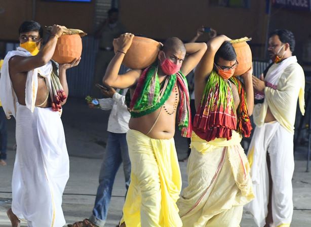 Preparation of Puri Jagannath Mahaprasad in iron kadhai  Due to Shortage of earthen pots