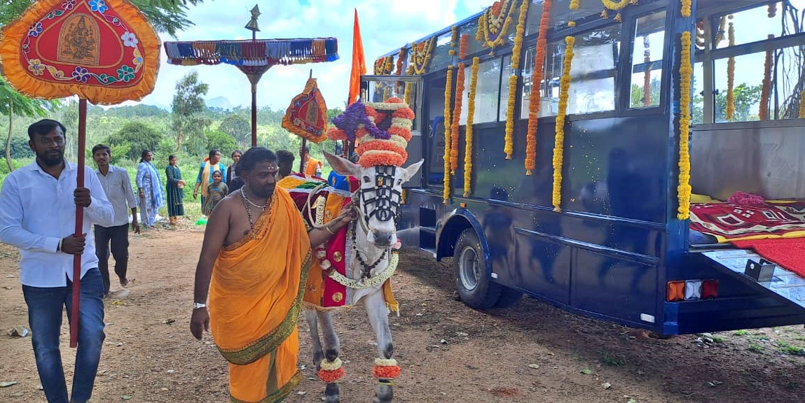 Bull leaves for Ayodhya Rama's darshan: Special bus costing 30 lakhs for Basappa's pilgrimage