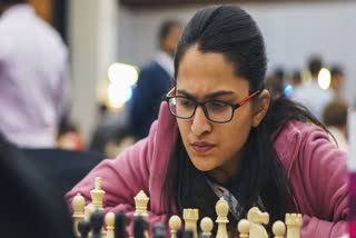 Vankita Agrawal's win against Grandmaster Irina Krush helped Indian team to draw 2-2 with United States while despite losing spilt points with Uzbekistan, Indian men's side stayed in sole lead after the ninth round of the 45th Chess Olympiad.