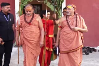 (Right) Shankaryacharya Avimukteshwaranand