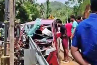 PATHANAMTHITTA CAR ACCIDENT  TAMILNADU FAMILY CAR ACCIDENT DEATH  പത്തനംതിട്ട വാഹനാപകടം  കാര്‍ ക്രാഷ്‌ ബാരിയറിലിടിച്ചു