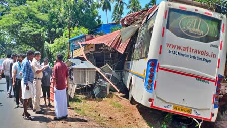 TOURIST BUS ACCIDENT KATTILPEEDIKA  KOZHIKODE NH KATTILPEEDIKA ACCIDENT  ടൂറിസ്‌റ്റ് ബസ് അപകടം കാട്ടിൽപീടിക  കോഴിക്കോട് ബസ് അപകടം