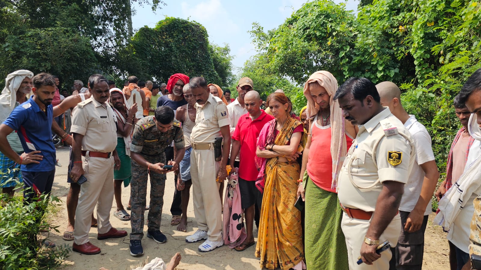 शव की शिनाख्त करती पुलिस