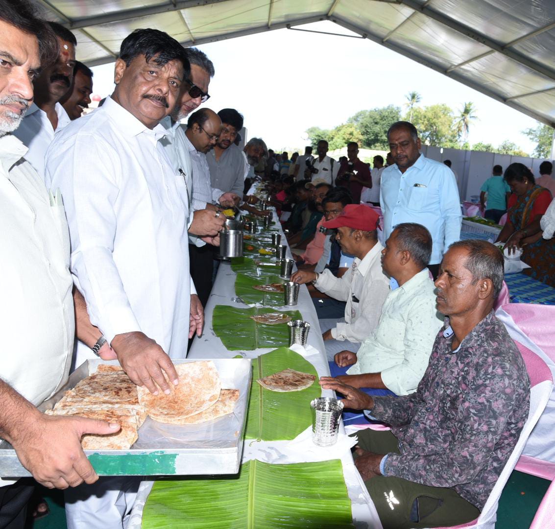 ದಸರಾ ಆನೆಗಳ ಮಾವುತರು, ಕಾವಾಡಿಗರಿಗೆ ವಿಶೇಷ ಉಪಹಾರ ಬಡಿಸಿದ ಸಚಿವರು