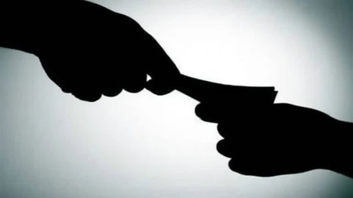 head constable fell into Lokayuktas trap while accepting bribe