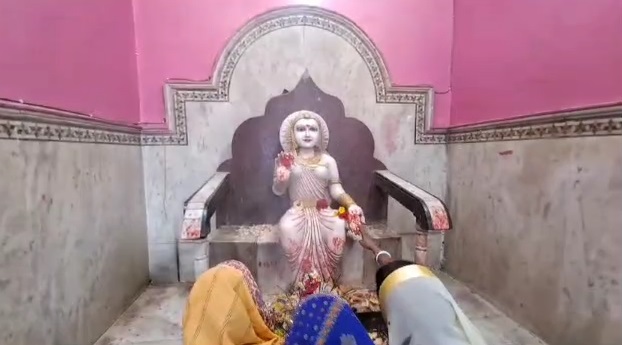 मंदिर में रखी मां की मूर्ति