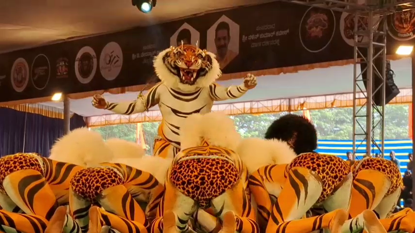 navarathri-festival-tiger-dance-special-in-managaluru