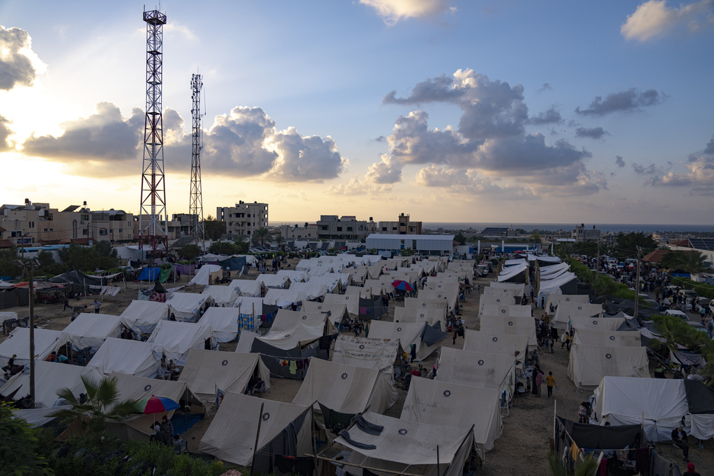 A tent camp for displaced Palestinians pops up in southern Gaza, reawakening old traumas (AP photo)