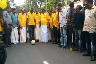 Ministers Football With IM Vijayan  മാനവീയം വീഥിയിലെ കേരളീയം  ഐഎം വിജയനൊപ്പം ഗോളടിച്ച് മന്ത്രിമാര്‍  Ministers Football With IM Vijayan In Manaveeyam  keraleeyam  മാനവീയം വീഥി  മുന്‍ ഫുട്‌ബോള്‍ താരം ഐഎം വിജയന്‍  kerala news updates  latest news in kerala