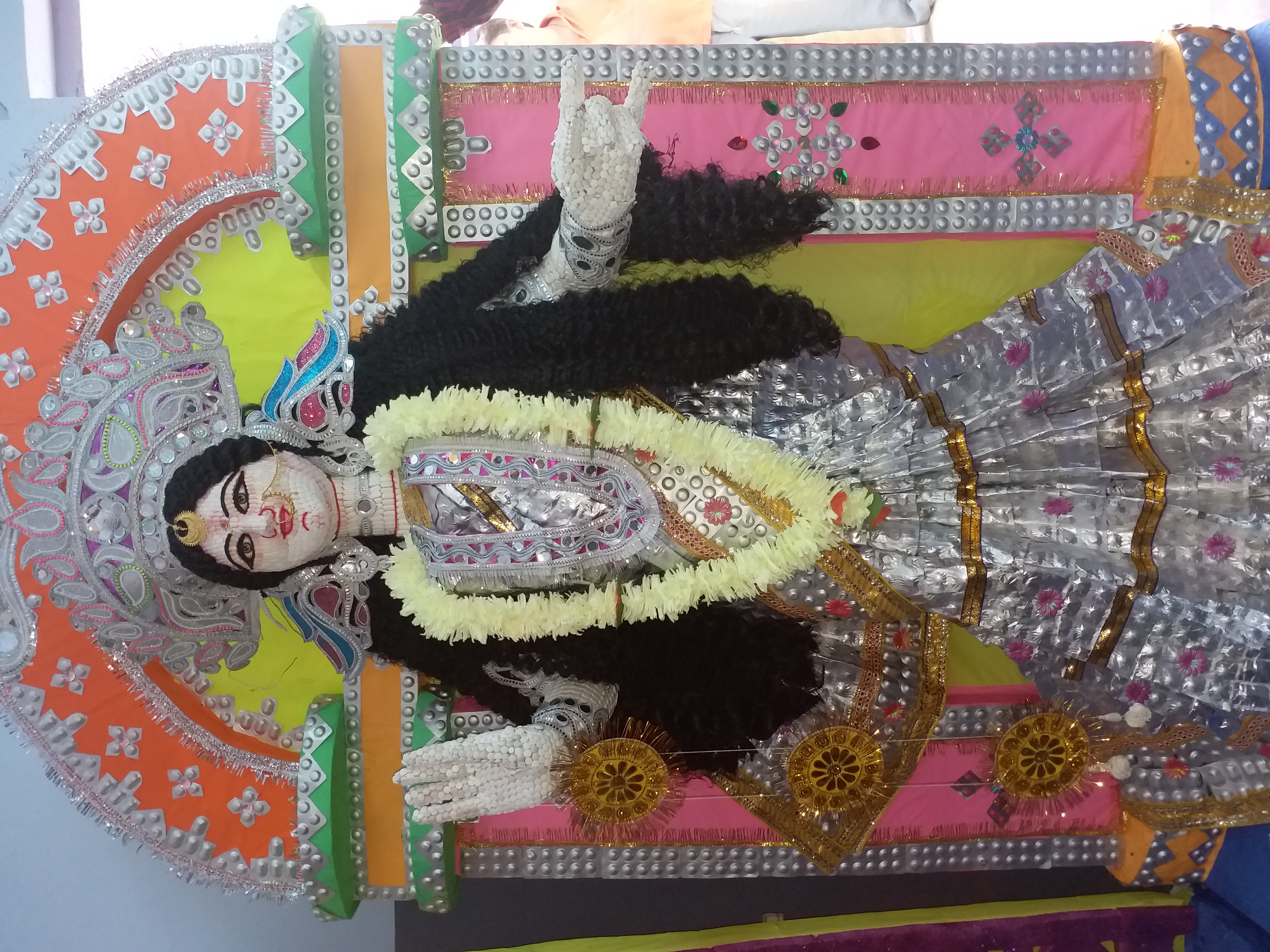 दवाई से बनी माता दुर्गा की प्रतिमा