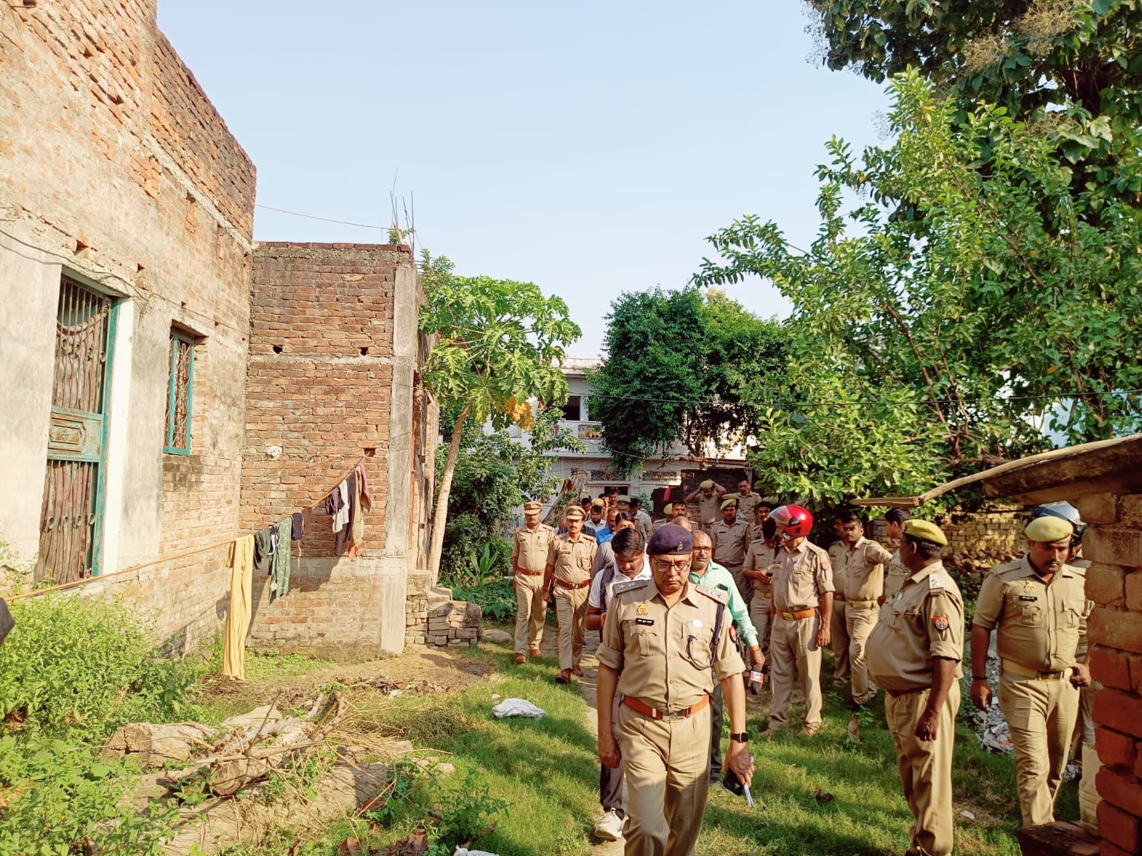 मौके पर मौजूद पुलिस और प्रशासन