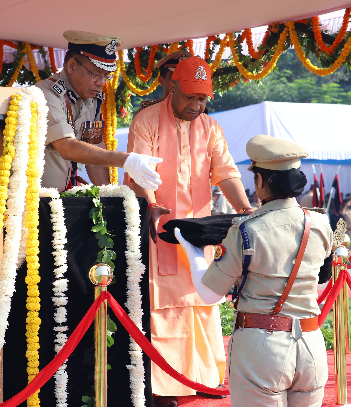 पुलिस स्मृति दिवस पर महिला सिपाही को सम्मानति करते सीएम योग.