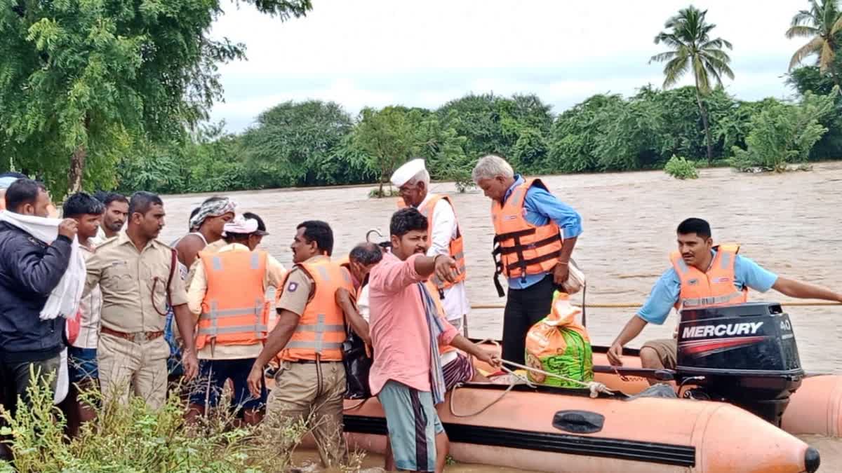 ಹಾವೇರಿ: ಹಳ್ಳದ ನಡುವೆ ಸಿಲುಕಿದ್ದ 25 ಭಕ್ತರ ರಕ್ಷಣೆ