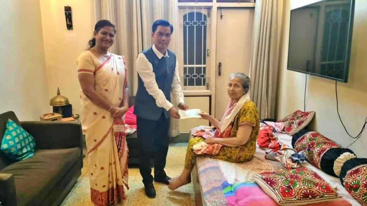 Chief Minister donates Rs 2 lakh to prominant assamese actor bidya rao