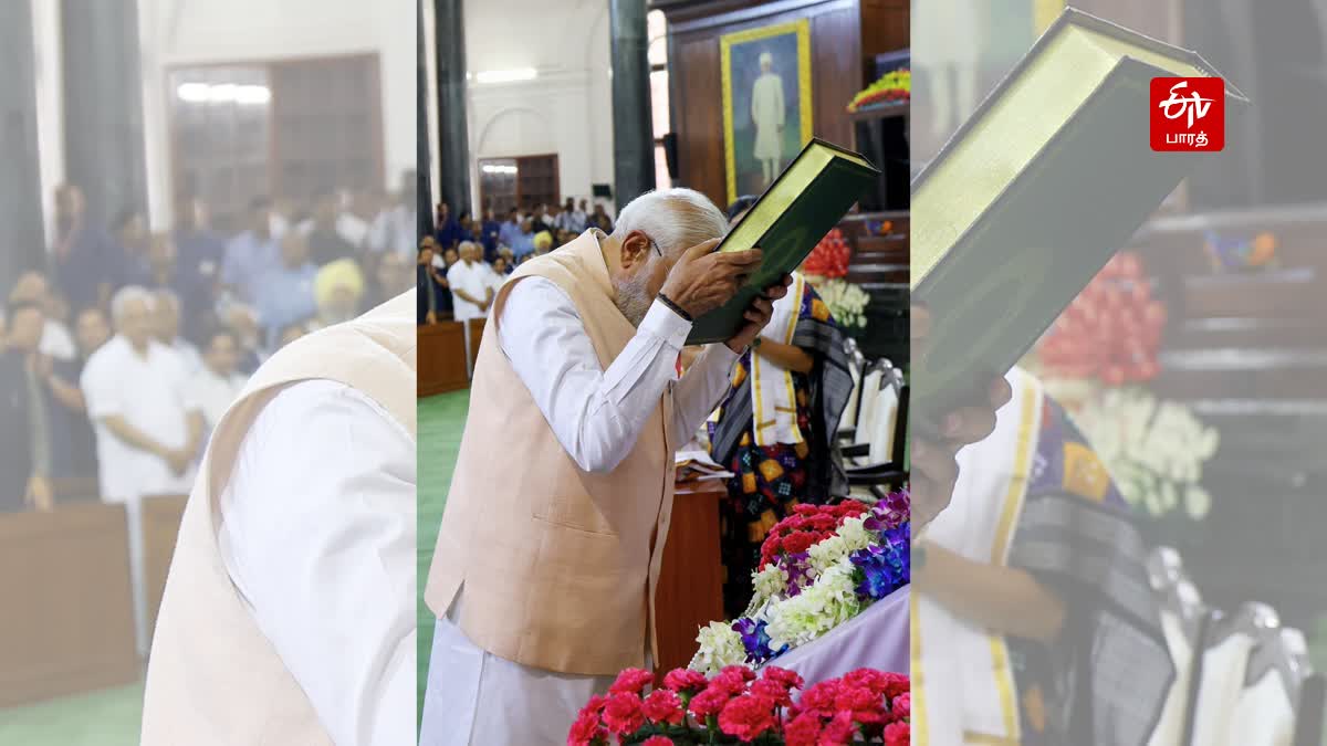 அரசியல் சட்டத்தை வணங்கும் பிரதமர் நரேந்திர மோடி