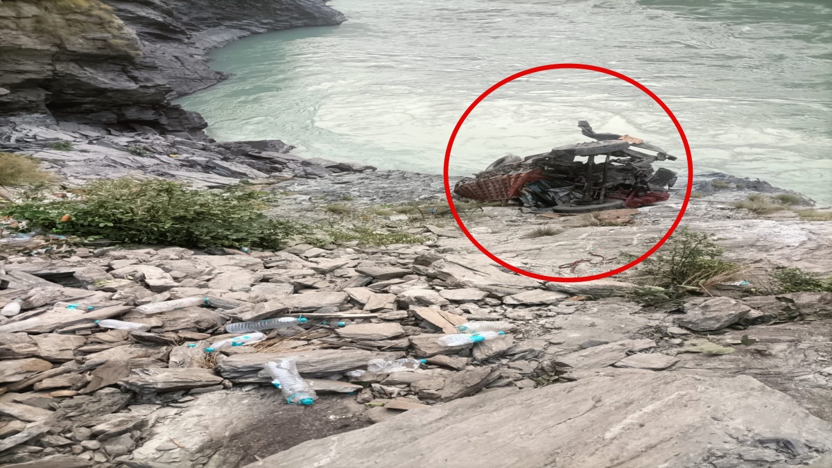 Uttarakhand road accident: A truck loaded with Bisleri fell into the Ganga near Devprayag