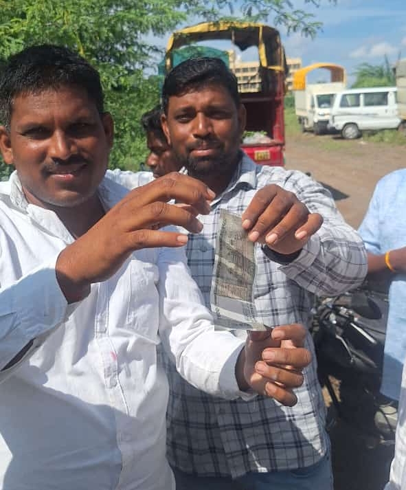 ಹೊಳೆಯಲ್ಲಿ ಸಿಕ್ಕ ಐನೂರರ ನೋಟನ್ನು ತೋರಿಸಿದ ಜನರು