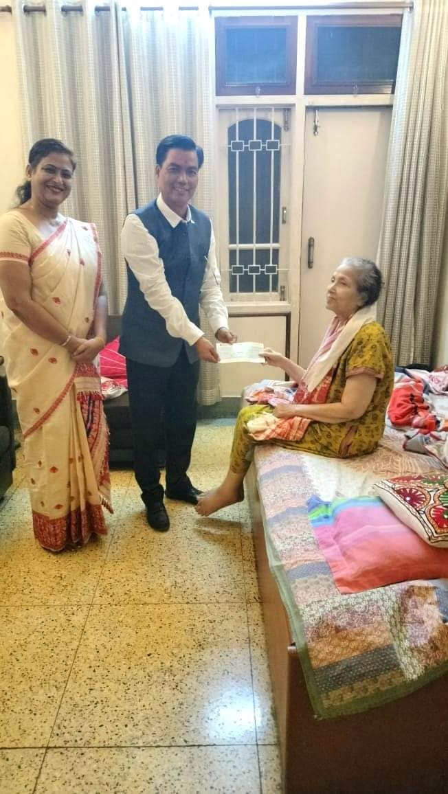 Chief Minister donates Rs 2 lakh to prominant assamese actor bidya rao