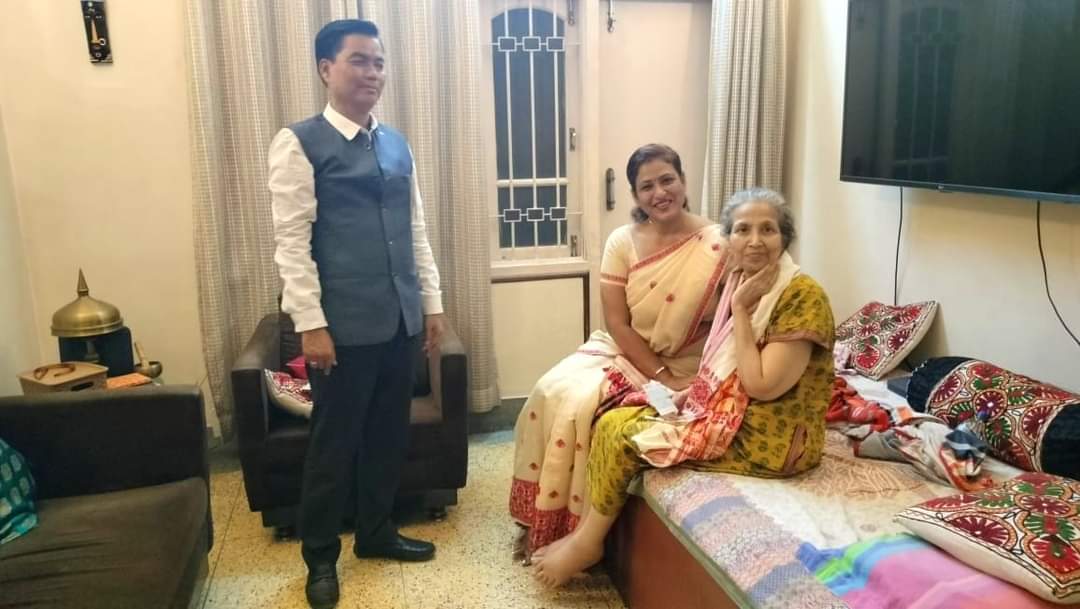 Chief Minister donates Rs 2 lakh to prominant assamese actor bidya rao