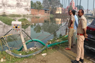 मौके पर जांच करते पुलिस के अधिकारी