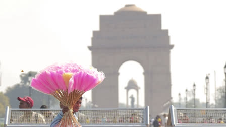 New Delhi experienced heavy smog as the air quality index reached 307, classified as very poor, with Anand Vihar reporting the worst levels at 361.