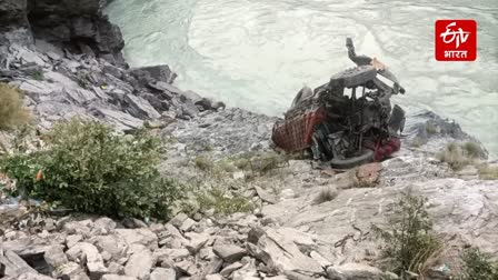 UTTARAKHAND ROAD ACCIDENT: A TRUCK LOADED WITH BISLERI FELL INTO THE GANGA NEAR