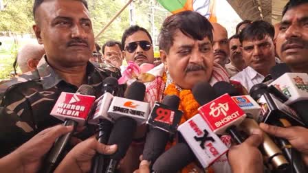 bjp-mla-raj-sinha-return-workers-welcome-railway-station-dhanbad