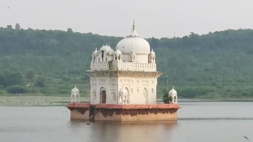 Temple in the middle of Dharmasagar pond in Panna, Madhya Pradesh