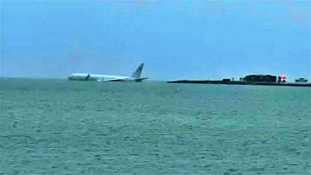 US Navy plane overshoots runway  plane overshoots runway and ends up in a bay  US Navy plane overshoots runway in Hawaii  ಸಮುದ್ರದಲ್ಲಿ ಇಳಿದ ಅಮೆರಿಕಾದ ಬೃಹತ್​ ವಿಚಕ್ಷಣ ವಿಮಾನ  ಲ್ಯಾಡಿಂಗ್​ ವೇಳೆ ದುರಂತ  ಅಮೆರಿಕದ ಬೃಹತ್ ಕಣ್ಗಾವಲು ವಿಮಾನ  ರನ್ ವೇಯಿಂದ ನಿಯಂತ್ರಣ ಕಳೆದುಕೊಂಡು ಸಮುದ್ರ  ಯುಎಸ್ ನೌಕಾಪಡೆಗೆ ಸೇರಿದ ಬೃಹತ್ ಕಣ್ಗಾವಲು ವಿಮಾನ  ಹವಾಯಿಯ ಮೆರೈನ್ ಕಾರ್ಪ್ಸ್ ಬೇಸ್‌  ಕೋರ್‌ನ ಪ್ರತಿನಿಧಿಯಾದ ಒರ್ಲ್ಯಾಂಡೊ ಪ್ರೆಜ್  ಇದಕ್ಕೆ ಸಂಬಂಧಿಸಿದ ವಿಡಿಯೋ ವೈರಲ್